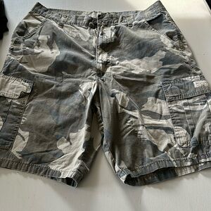 Men’s Wrangler Camo Cargo Shorts size 34